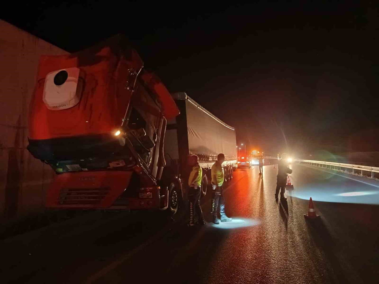 AMASYA’DA ARIZALANAN TIRIN TAMİRİNE YARDIM ETMEYE ÇALIŞTIĞI SIRADA YOLDA BULUNAN ŞAHSA OTOMOBİL...