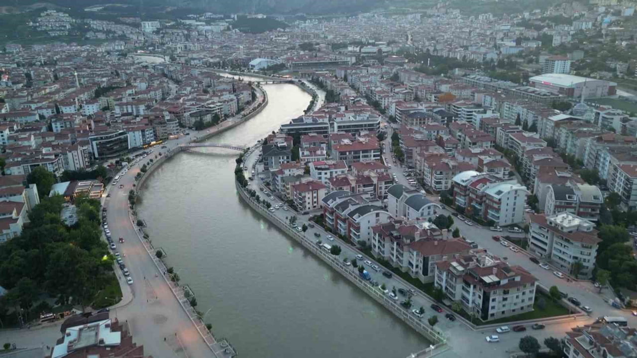 AMASYA’DA TRAFİĞE KAYITLI MOTORLU KARA TAŞITI SAYISI 169 BİN 584’E ULAŞTI.