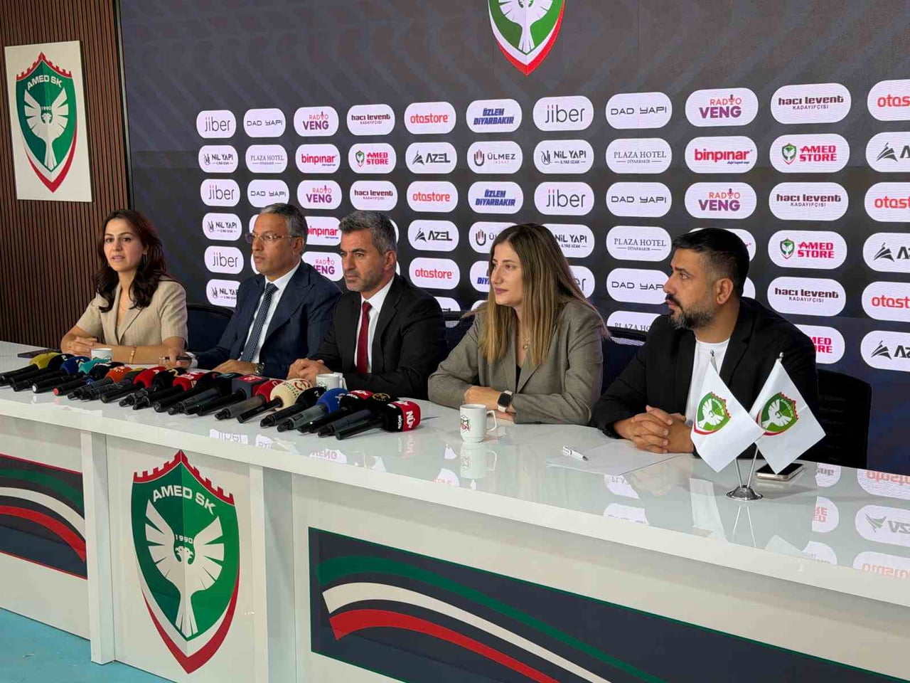AMED SPORTİF FAALİYETLER KULÜBÜ BAŞKANI NAHİT EREN, BİLET SATIŞI SIRASINDA İLK 10 DAKİKA İÇİNDE...