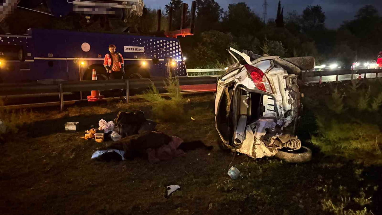 ANADOLU OTOYOLU’NUN SAKARYA HENDEK GEÇİŞİNDE SÜRÜCÜSÜNÜN DİREKSİYON HAKİMİYETİNİ KAYBETMESİ SONUCU...