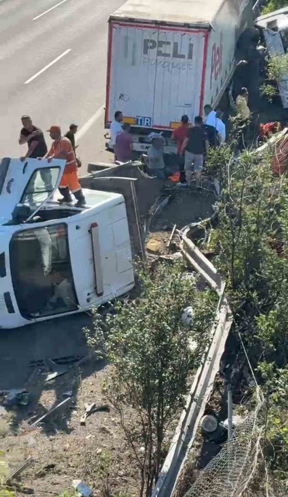 ANADOLU OTOYOLU SAKARYA GEÇİŞİNDE ÇEKİCİNİN EMNİYET ŞERİDİNDE OT BİÇME ÇALIŞMASI YAPAN KARAYOLLARI...