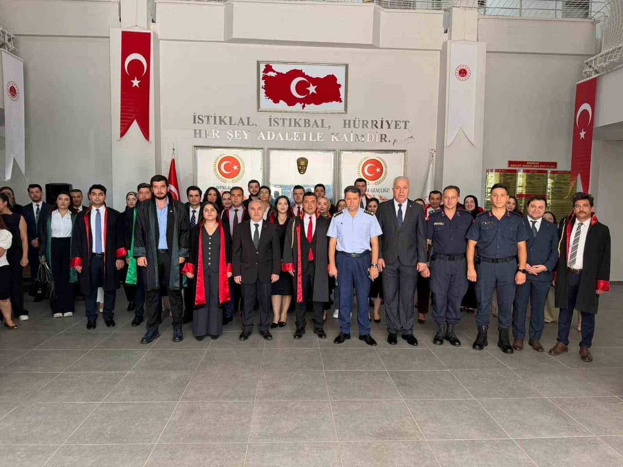 ANAMUR ADLİYESİ'NDE DÜZENLENEN TÖRENDE İLÇE KAYMAKAMI KEMAL DURU, ANAMUR CUMHURİYET BAŞSAVCISI...