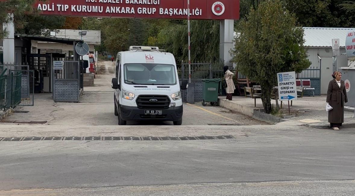 ANKARA'DA, SÜRÜCÜSÜNÜN KONTROLÜNÜ KAYBETTİĞİ MOTOSİKLET, İKİ OTOMOBİLE ÇARPTI. KAZA NEDENİYLE...