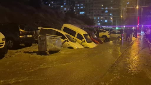 Ankara'da yol çöktü, onlarca araç mahsur kaldı