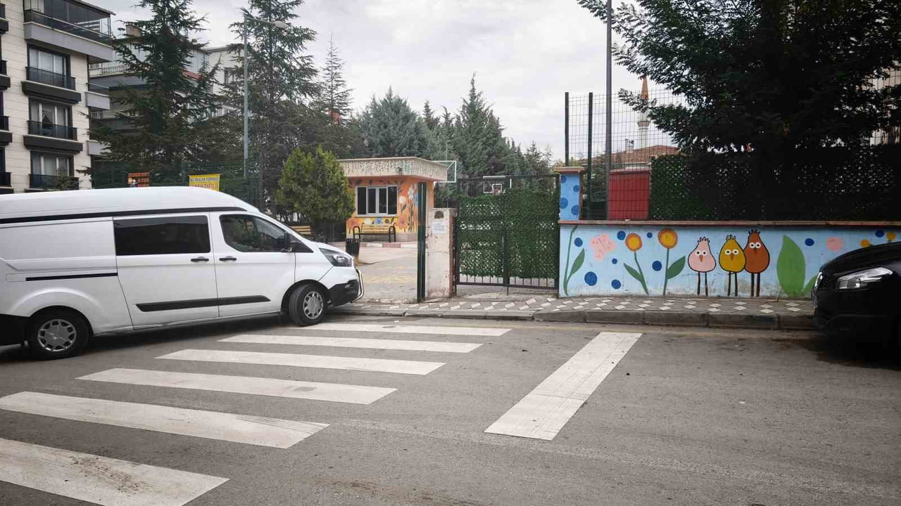 ANKARA'NIN ETİMESGUT İLÇESİNDE BİR KİŞİ BOŞANMA AŞAMASINDAKİ EŞİNİ OKUL BAHÇESİNDE...
