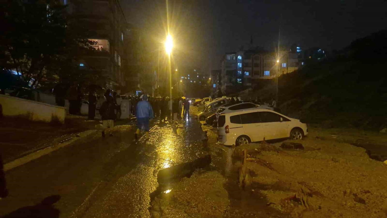 ANKARA'NIN KEÇİÖREN İLÇESİNDE, SAĞANAK YAĞIŞIN ETKİSİYLE YOL ÇÖKTÜ. ONLAR ARAÇ MAHSUR...