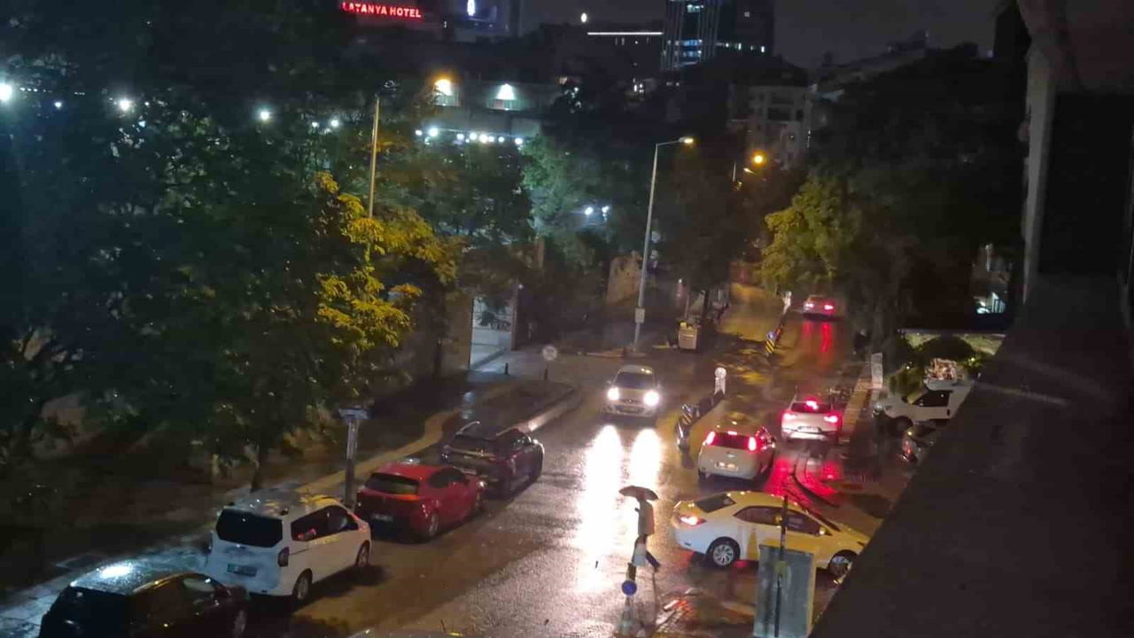 ANKARA'NIN MERKEZ İLÇELERİNDE SAĞANAK YAĞIŞIN ETKİSİYLE SOKAKLAR GÖLE DÖNDÜ.