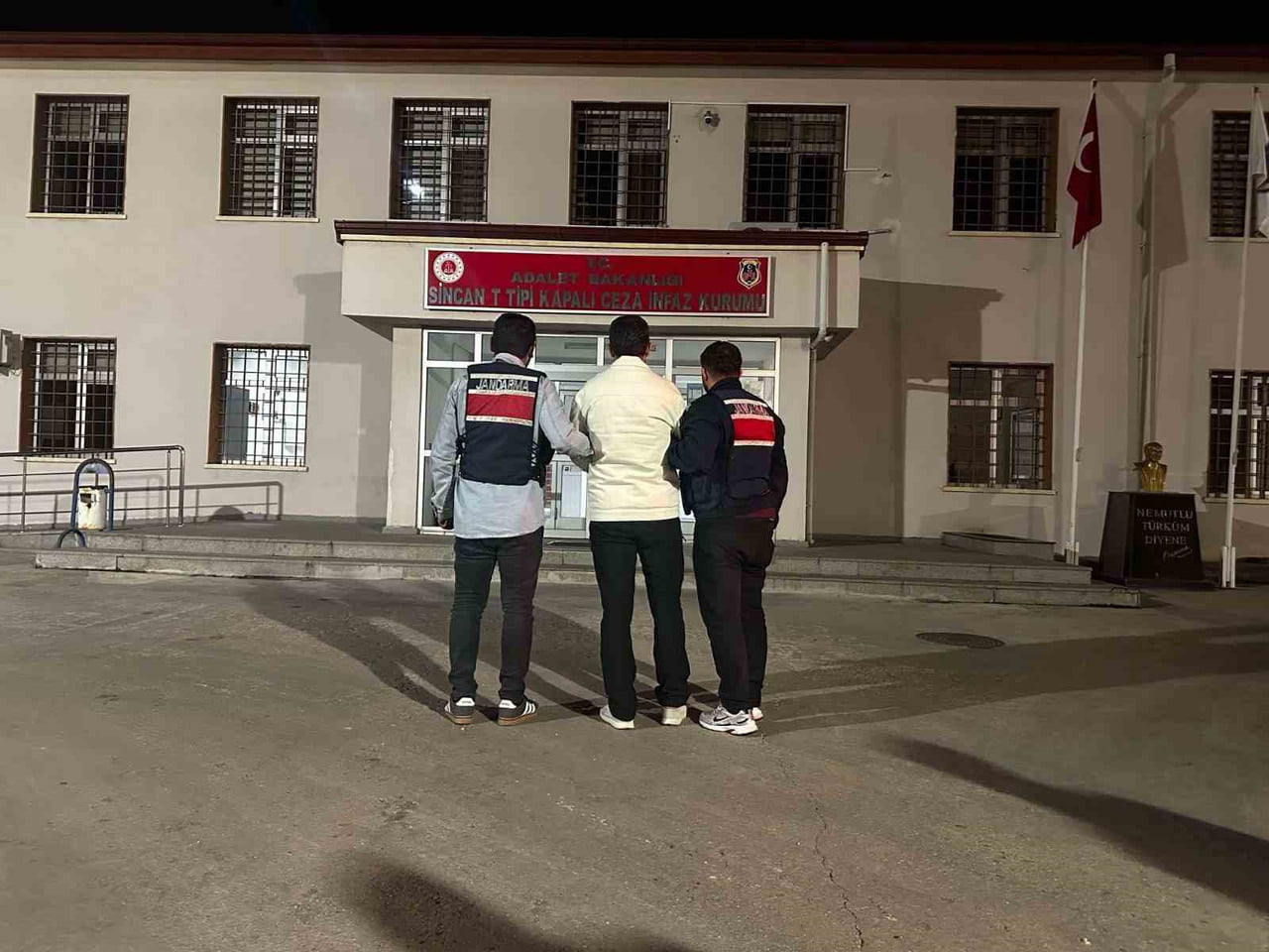 ANKARA’DA JANDARMA EKİPLERİNCE DÜZENLENEN OPERASYONDA, "SİLAHLI TERÖR ÖRGÜTÜNE ÜYE OLMA...