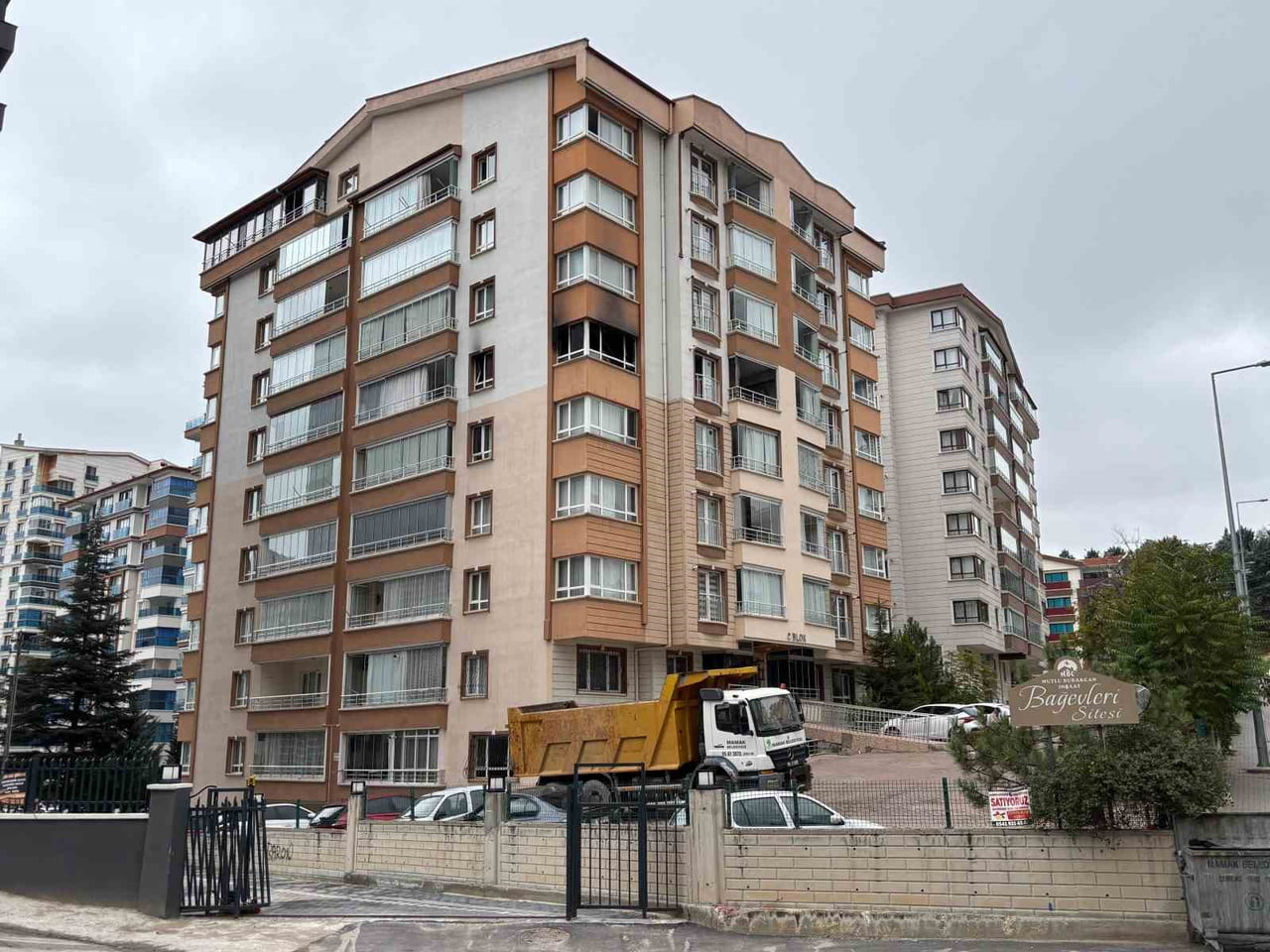 ANKARA MAMAK'TA APARTMAN DAİRESİNDE ÇIKAN YANGINDA MAHSUR KALAN ANNE İLE OĞLU İTFAİYE EKİPLERİNİN...