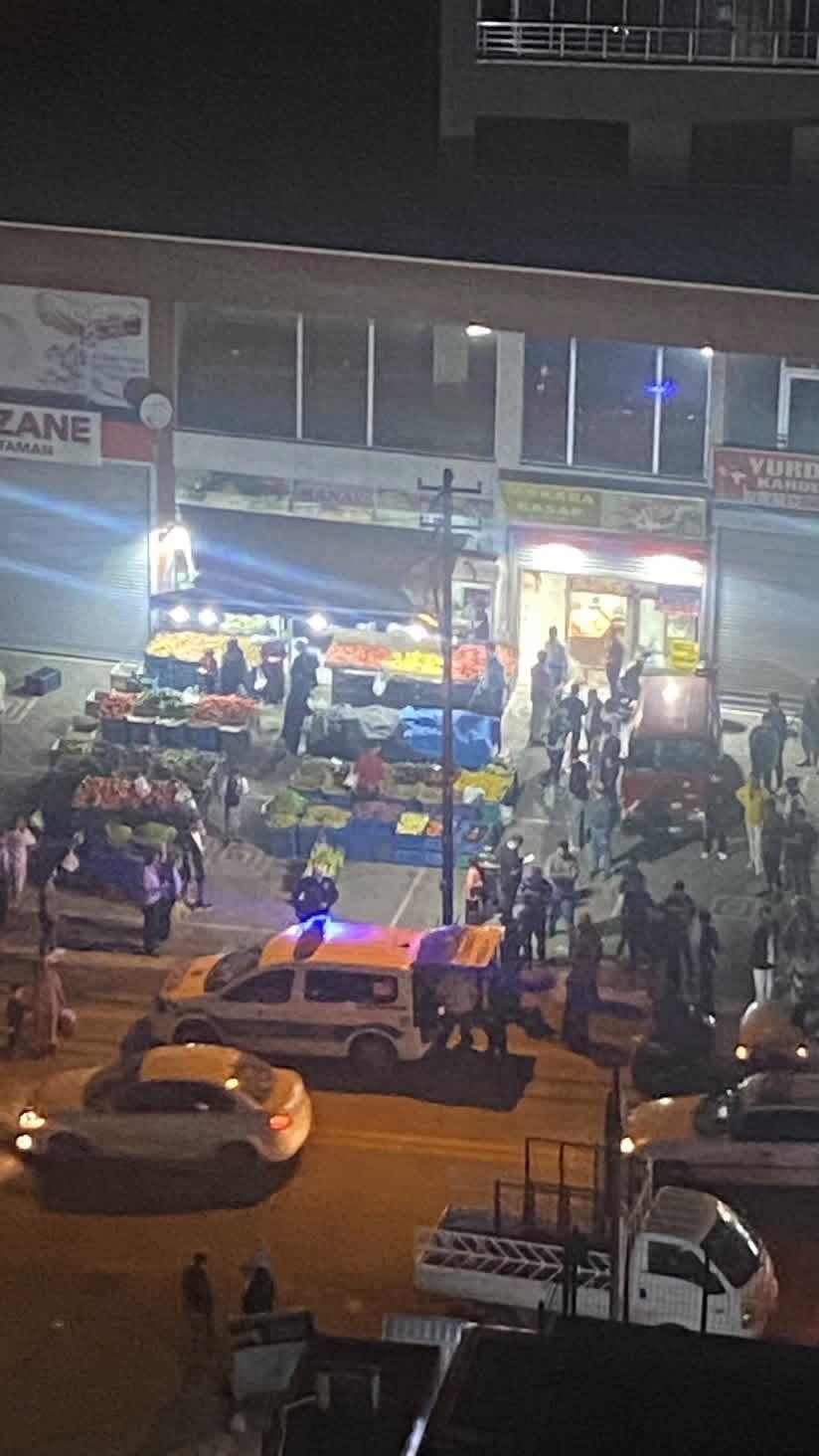 ANKARA’NIN ALTINDAĞ İLÇESİNDE, MANAV ESNAFI ARASINDA ÇIKAN SOPALI KAVGA BİR VATANDAŞIN CEP...