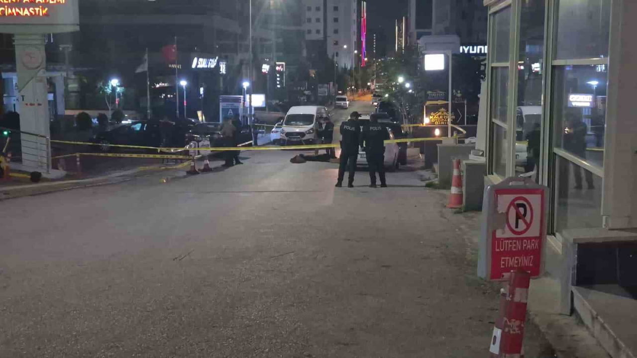 ANKARA’NIN ÇANKAYA İLÇESİNDE, ALACAK VERECEK MESELESİNDEN ÇIKAN SİLAHLI KAVGADA 1 KİŞİ HAYATINI...