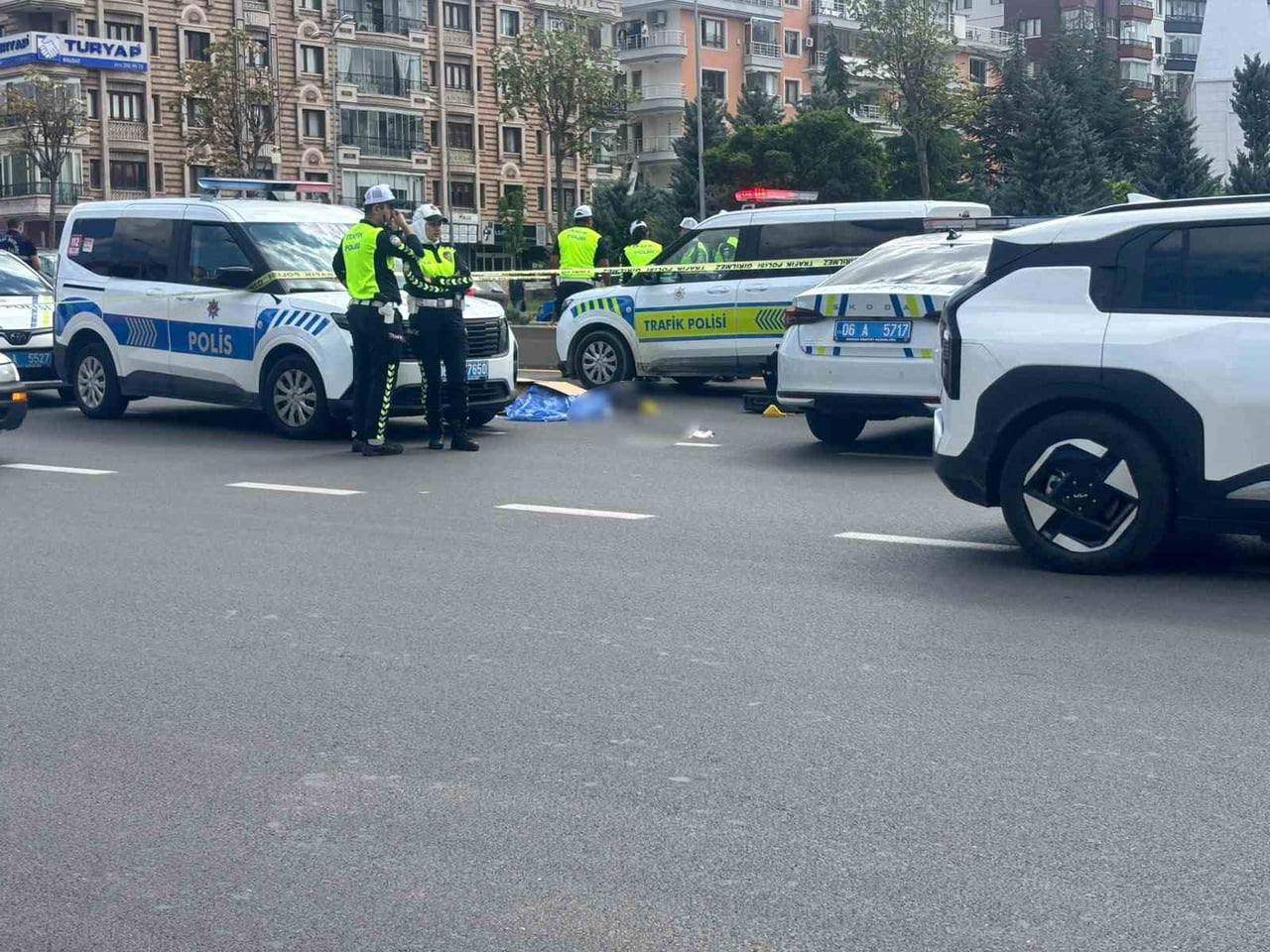 ANKARA’NIN ÇANKAYA İLÇESİNDE OTOYOLDA KARŞIDAN KARŞIYA GEÇMEK İSTEYEN YAYAYA ARABA ÇARPTI. YAYA...