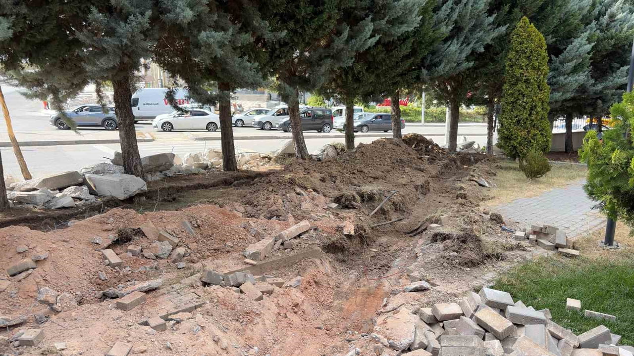 ANKARA’NIN ETİMESGUT İLÇESİNDEKİ AHİ MESUT BULVARI’NDA DEVAM EDEN YOL ÇALIŞMASI KAPSAMINDA...