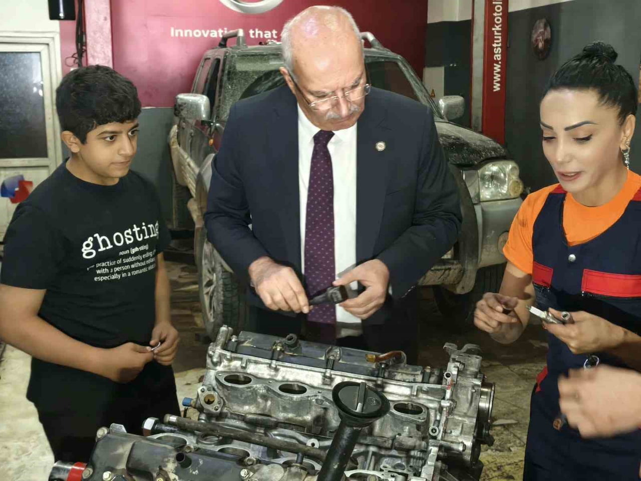ANKARA TİCARET ODASI (ATO) BAŞKANI GÜRSEL BARAN, ŞAŞMAZ SANAYİ SİTESİ’NDE OTO MEKANİK USTASI OLAN...