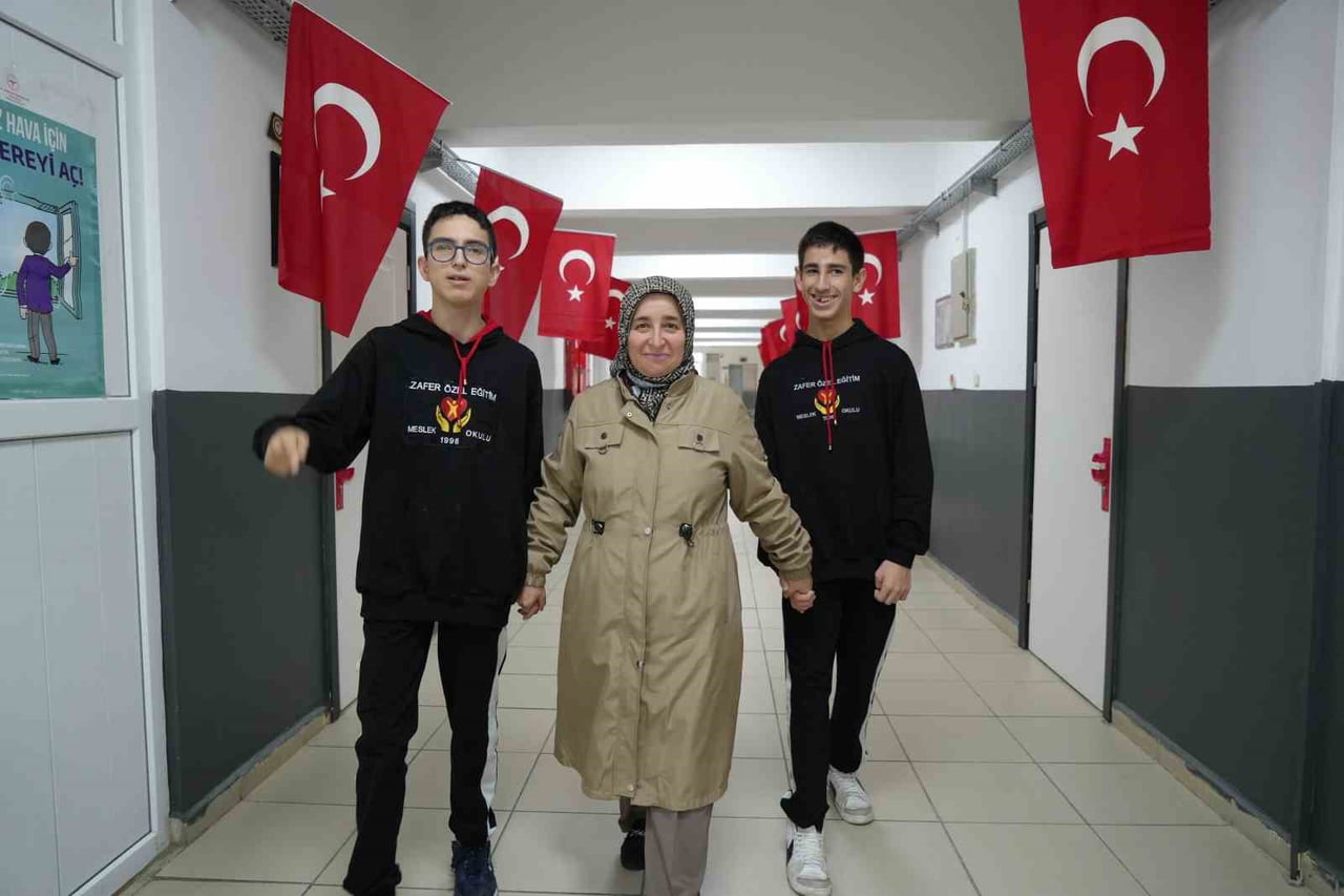 ANNE BİTİRGAN, YAŞADIĞI ZORLUKLARA RAĞMEN "BENİ GÜÇLENDİREN ŞEY ÇOCUKLARIMDIR" DEDİ.