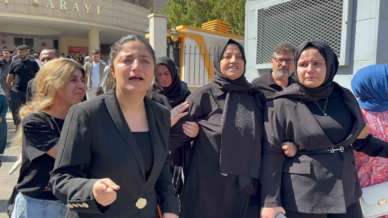 ANNE NEBİHE (ORTADA), ABLA PINAR (SAĞDA) VE ABLA YAĞMUR (SOLDA) GÖZYAŞLARINI TUTAMADI.