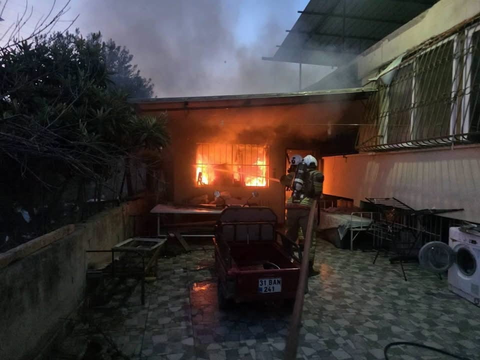 ANTAKYA’DA ÇIKAN EV YANGINI EKİPLERİN MÜDAHALESİYLE KONTROL ALTINA ALINDI.