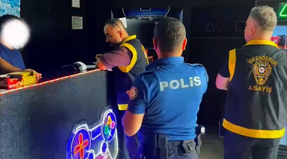 ANTAKYA’DA POLİS EKİPLERİNCE İNTERNET KAFE VE OYUN SALONLARINA YÖNELİK GERÇEKLEŞTİRİLEN...