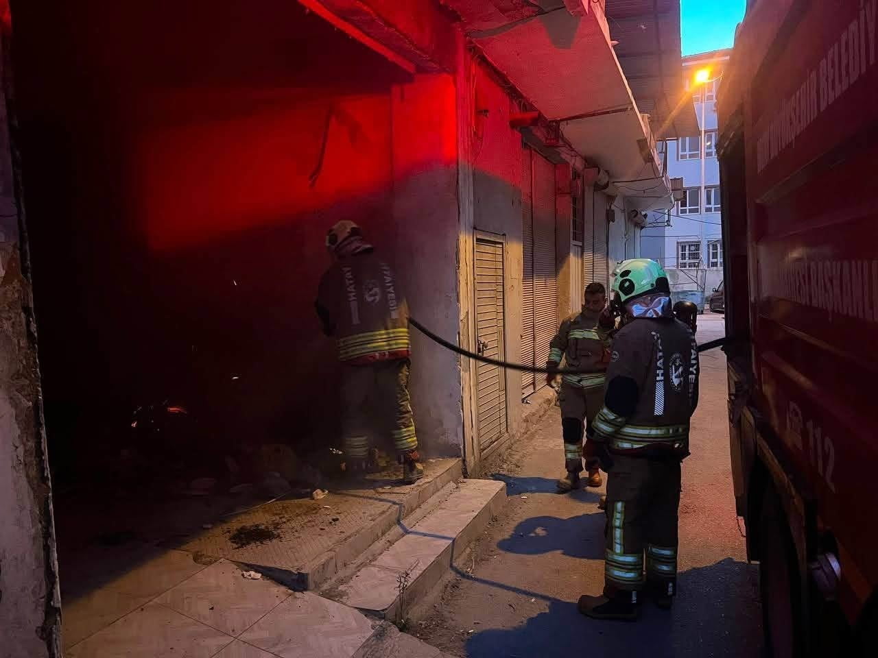 ANTAKYA HARAPARASI MAHALLESİ’NDE METRUK İŞ YERİNDE ÇIKAN YANGINA EKİPLERİN MÜDAHALESİ.