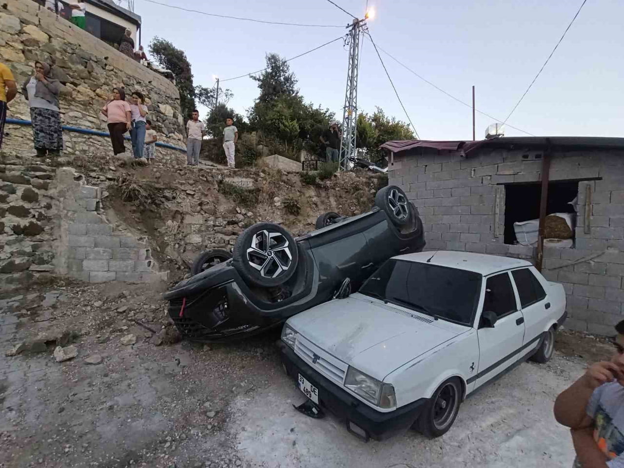 ANTAKYA İLÇESİ YAYLACIK MAHALLESİ'NDE YOKUŞLU OLAN YOLDA SON 3 AY İÇERİSİNDE 2 ARAÇ 2 METRE...