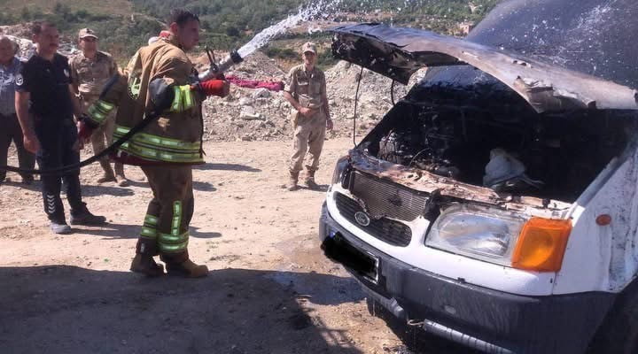ANTAKYA KURUYER MAHALLESİ’NDE MOTOR KISMINDA YANGIN ÇIKAN MİNİBÜSE EKİPLERİN MÜDAHALESİ.