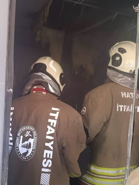ANTAKYA’NIN ALAATTİN MAHALLESİ’NDE ÇIKAN KONTEYNER YANGININA EKİPLERİN MÜDAHALESİNDEN...