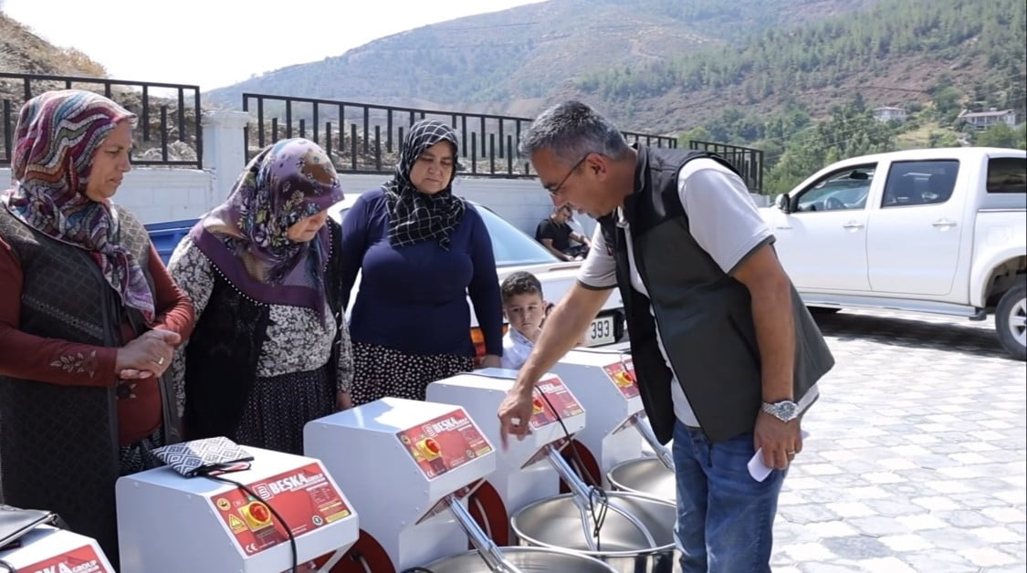 ANTAKYA’NIN TAHTAKÖPRÜ MAHALLESİ’NDE ORKÖY KAPSAMINDA 67 AİLEYE DESTEK SAĞLANIRKEN, ÇEŞİTLİ...