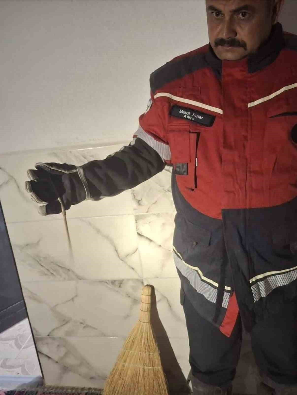 ANTAKYA VE HASSA’DA YERLEŞİM YERLERİNDE GÖRÜLEN YILANLAR EKİPLER TARAFINDAN YAKALANARAK DOĞAL...