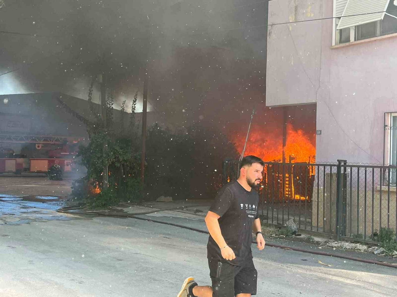 ANTALYA'DA ÇIKAN EV VE DEPO YANGININA İTFAİYE EKİPLERİ MÜDAHALE EDİYOR.