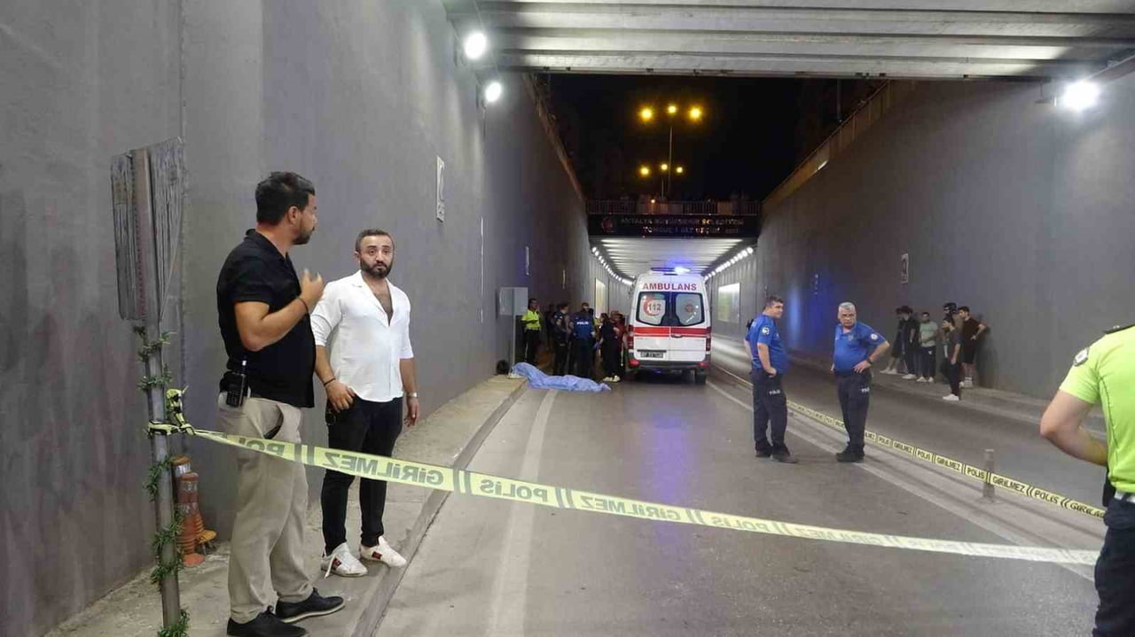 ANTALYA'DA EHLİYETİNİ 20 GÜN ÖNCE ALDIĞI ÖĞRENİLEN VE GEÇİRDİĞİ MOTOSİKLET KAZASINDA YAŞAMINI...
