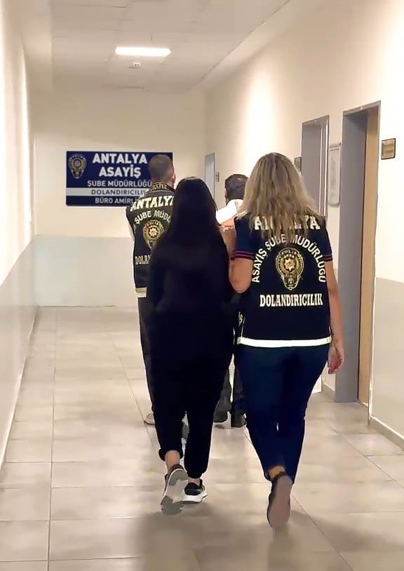 ANTALYA'DA KENDİSİNİ TELEFONDA POLİS OLARAK TANITARAK YAKLAŞIK 7 MİLYON LİRA DEĞERİNDEKİ DÖVİZ VE...