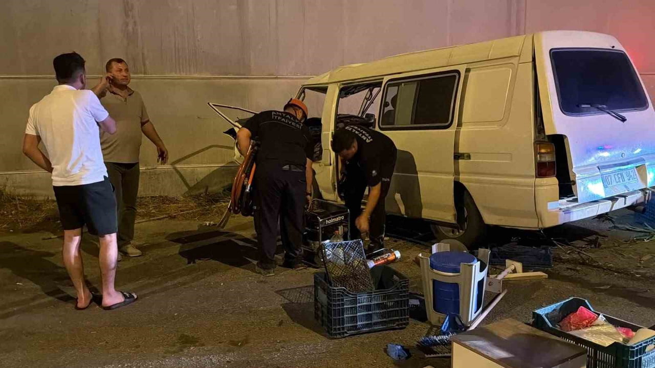 ANTALYA'DA KONTROLDEN ÇIKAN PANELVAN ARAÇ, ÖNCE REFÜJDEKİ AYDINLATMA DİREĞİNE, ARDINDAN YOL...