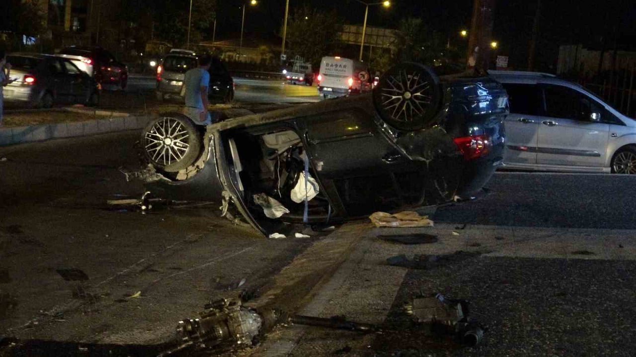 ANTALYA'DA KONTROLDEN ÇIKARAK ANA BULVARDAN YAN YOLA SAVRULAN OTOMOBİL, TAKLA ATIP AĞACI DEVİRDİ....