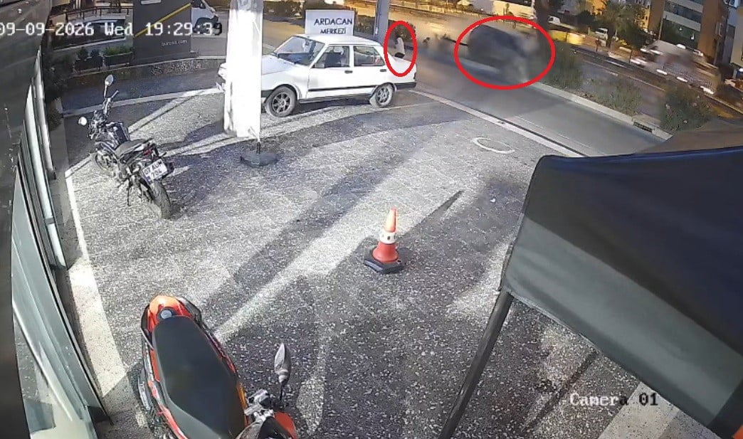 ANTALYA'DA KONTROLDEN ÇIKARAK SAVRULAN, AĞACA ÇARPARAK TAKLA ATAN VE KAZANIN ŞİDDETİYLE MOTORUNUN...