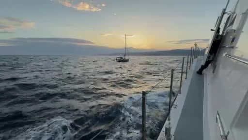 Antalya'da motoru arızalanıp sürüklenen İngiltere bayraklı tekneyi sahil güvenlik ekipleri...