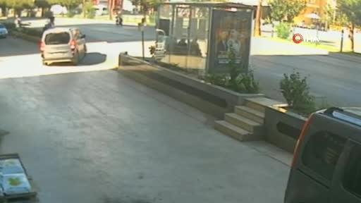 Antalya'da otomobil önce yayaya çarptı ardından otobüs durağına böyle daldı: 3 yaralı