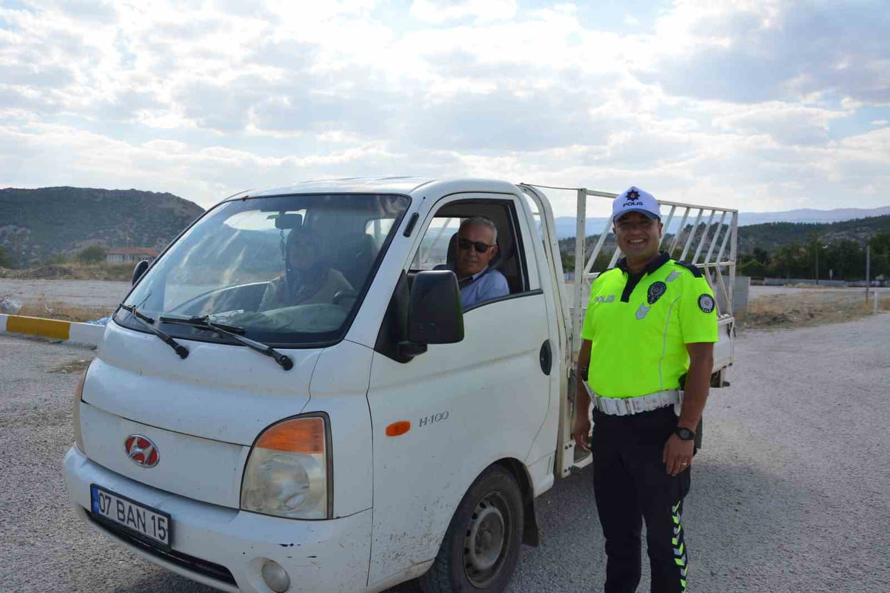 ANTALYA'DAKİ TRAFİK UYGULAMASINDA FAZLA YOLCU İLE YAKALANMAMAK İÇİN EŞİNİ YOL KENARINDA İNDİREN...