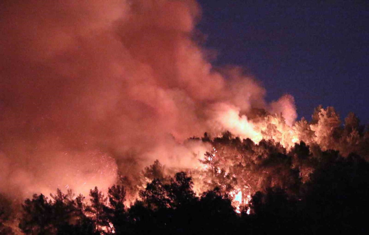 ANTALYA'NIN KUMLUCA İLÇESİNDE RÜZGARIN ETKİSİYLE BÜYÜYEN ORMAN YANGININDA YAKLAŞIK 10 EV İLE BAZI...