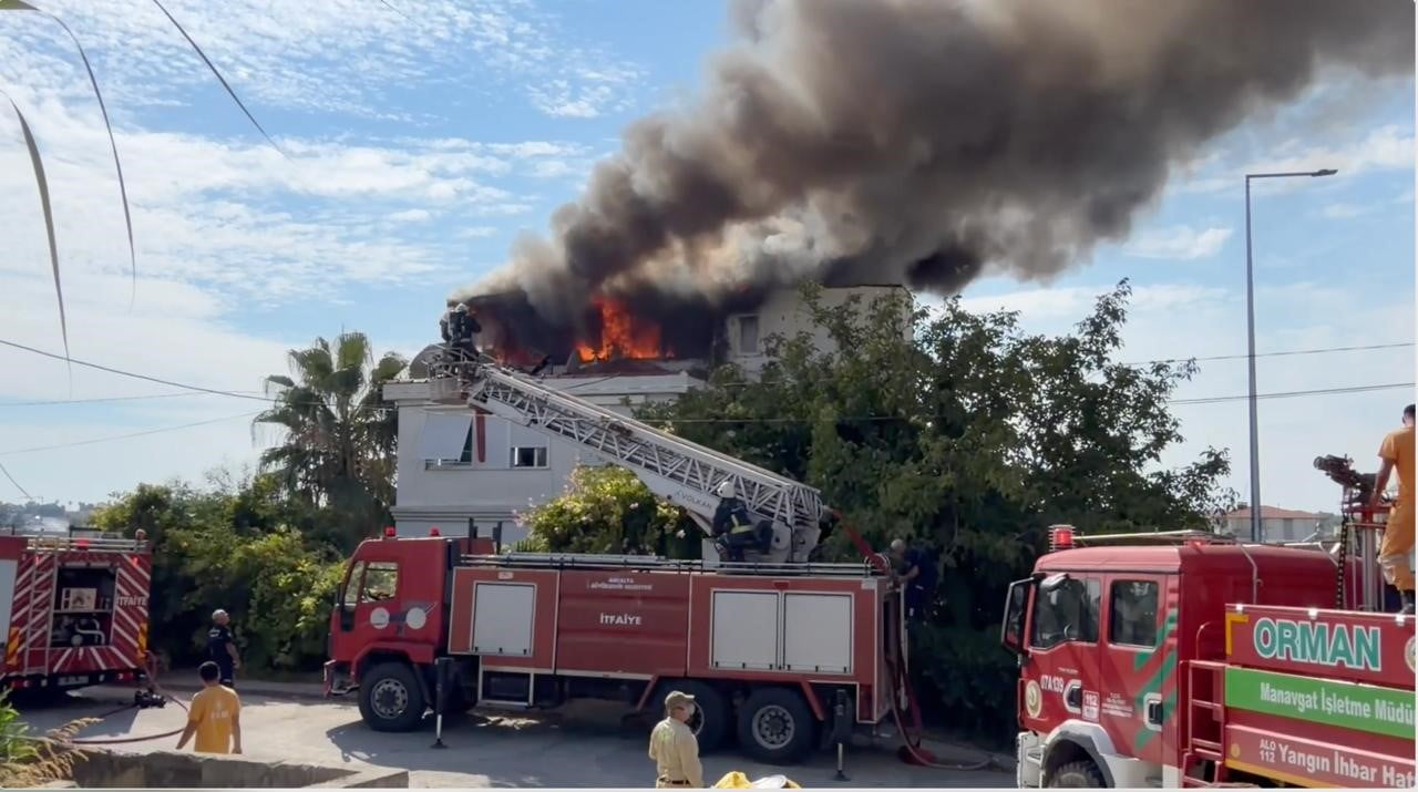 ANTALYA'NIN MANAVGAT İLÇESİNDE 4 KATLI BİNANIN ÇATI KATINDA ÇIKAN YANGIN KORKU DOLU ANLARIN...