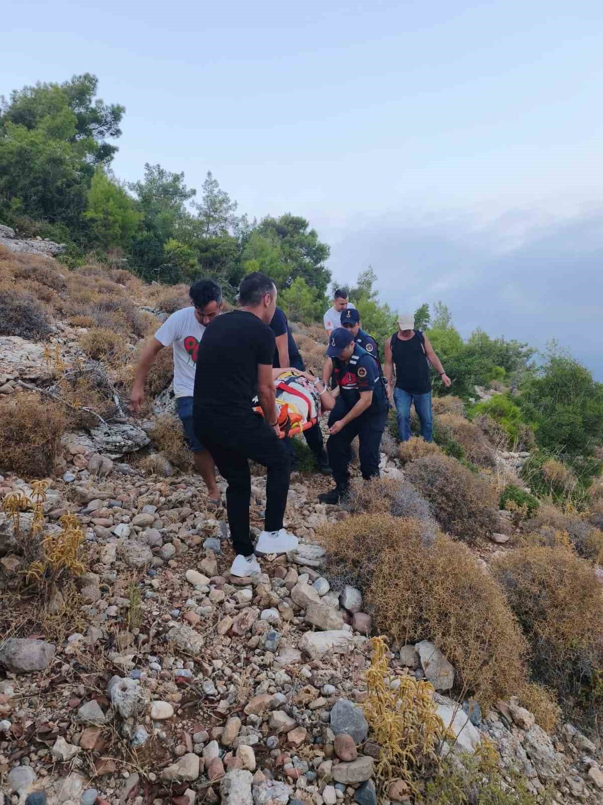 ANTALYA'NIN MANAVGAT İLÇESİNDE DOĞA YÜRÜYÜŞÜ YAPAN HOLLANDALI TURİST, ENGEBELİ ARAZİDE DENGESİNİ...