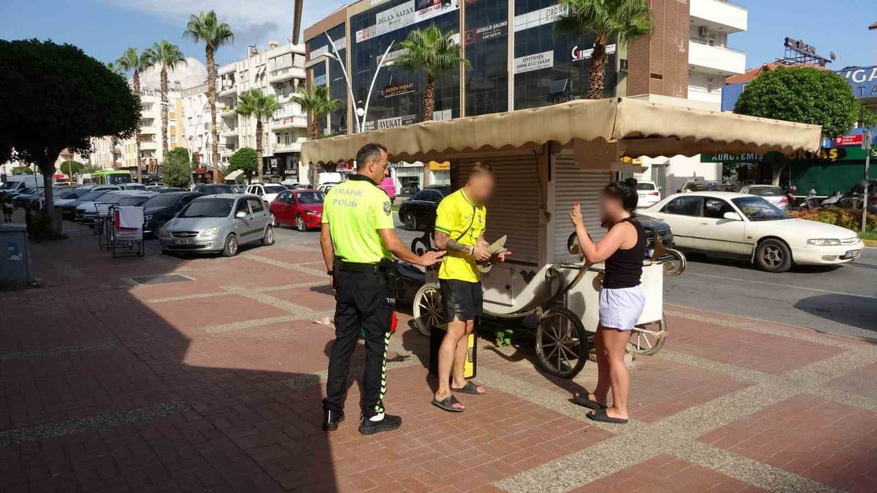 ANTALYA'NIN MANAVGAT İLÇESİNDE KIRMIZI IŞIKTA BEKLERKEN BİR ANDA KALDIRIMA ÇIKIP SEYYAR BÜFEYE...