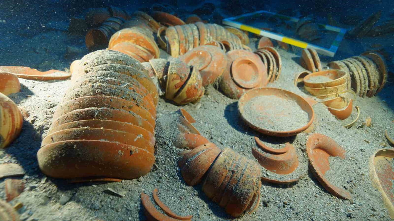 ANTALYA ADRASAN’DAKİ YAKLAŞIK 2 BİN 100 YILLIK GEMİ BATIĞINDA YÜRÜTÜLEN KAZILARDA BİNLERCE SERAMİK...
