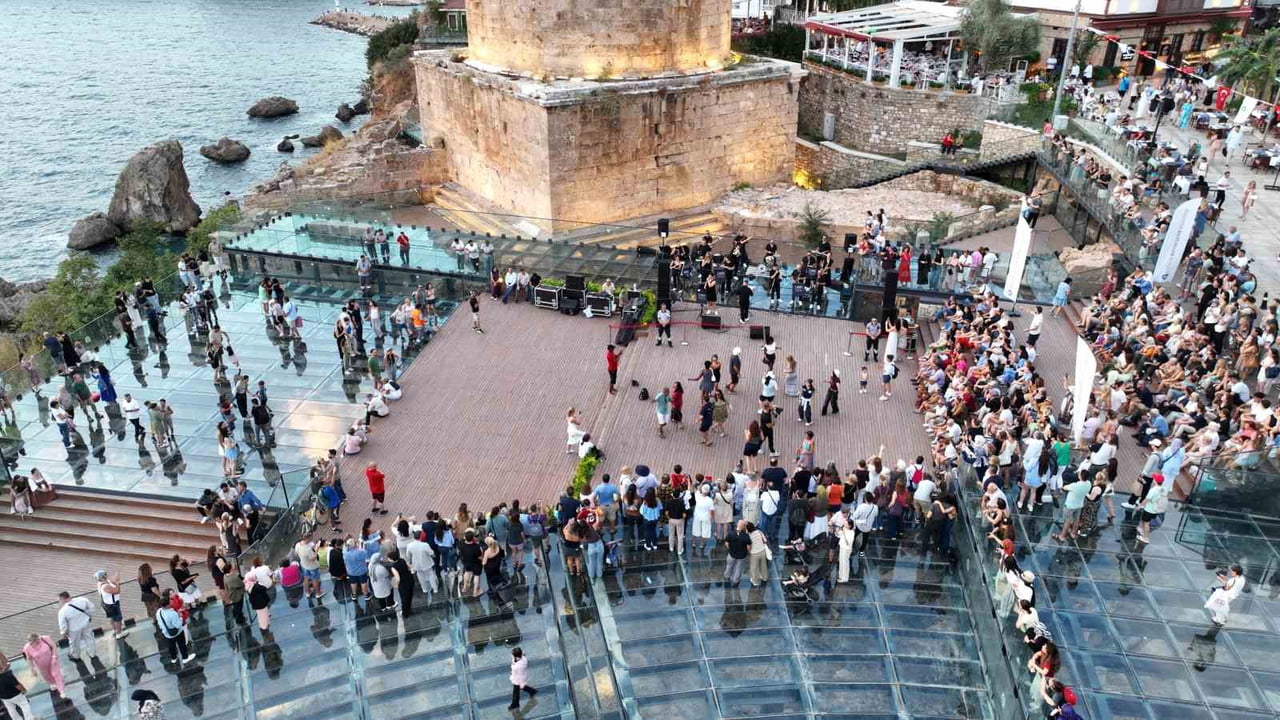 ANTALYA BÜYÜKŞEHİR BELEDİYESİ BANDO VE KENT ORKESTRASI, HIDIRLIK KULESİ'NİN TARİHİ ATMOSFERİNDE...