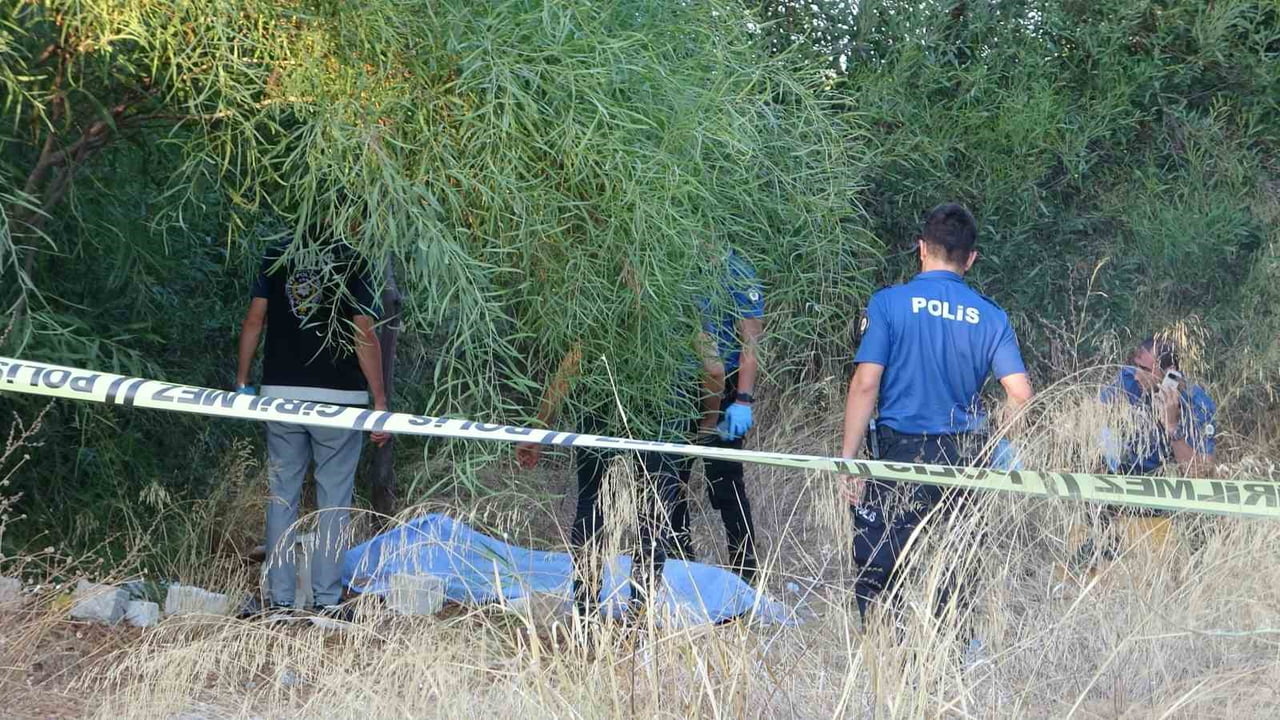 ANTALYA’DA AĞAÇLIK ALANDA BİR KİŞİNİN CANSIZ BEDENİ BULUNDU. BUGÜN DOĞUM GÜNÜ OLDUĞU ÖĞRENİLEN...