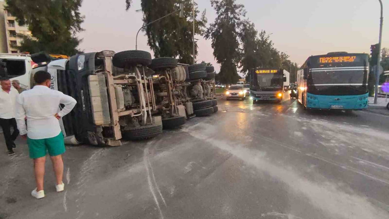 ANTALYA’DA KAVŞAKTAN SOLA DÖNÜŞ YAPTIĞI SIRADA DEVRİLEN BETON MİKSERİNİN SÜRÜCÜSÜ HAFİF...