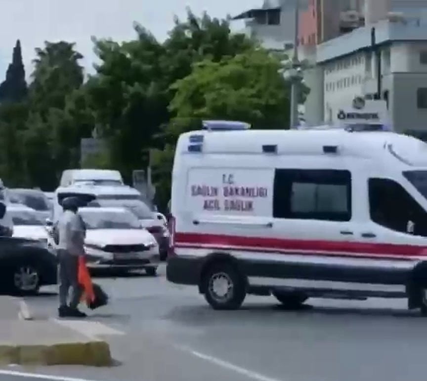 ANTALYA’DA MOTOSİKLET KAZASININ ARDINDAN OLUŞAN YOĞUNLUKTA AMBULANSIN İLERLEMEKTE GÜÇLÜK ÇEKTİĞİNİ...