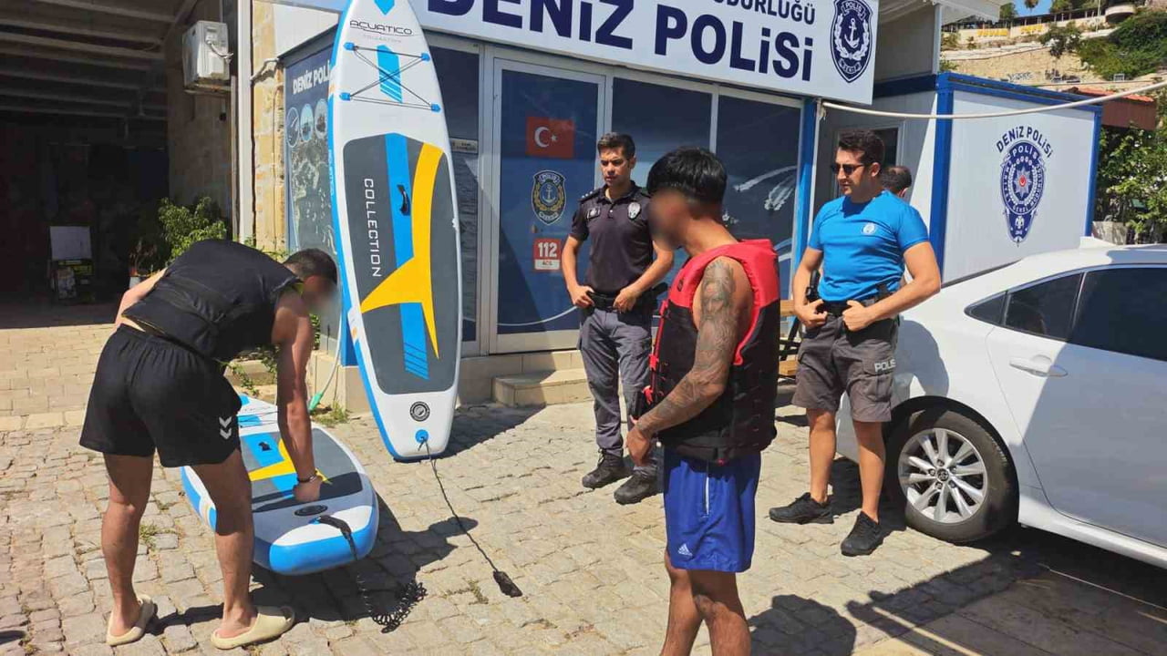 ANTALYA’DA SUP İLE DENİZE AÇILAN 2 KİŞİ, KÜREKLERİNİN KIRILMASININ ARDINDAN FARKLI NOKTALARDA...
