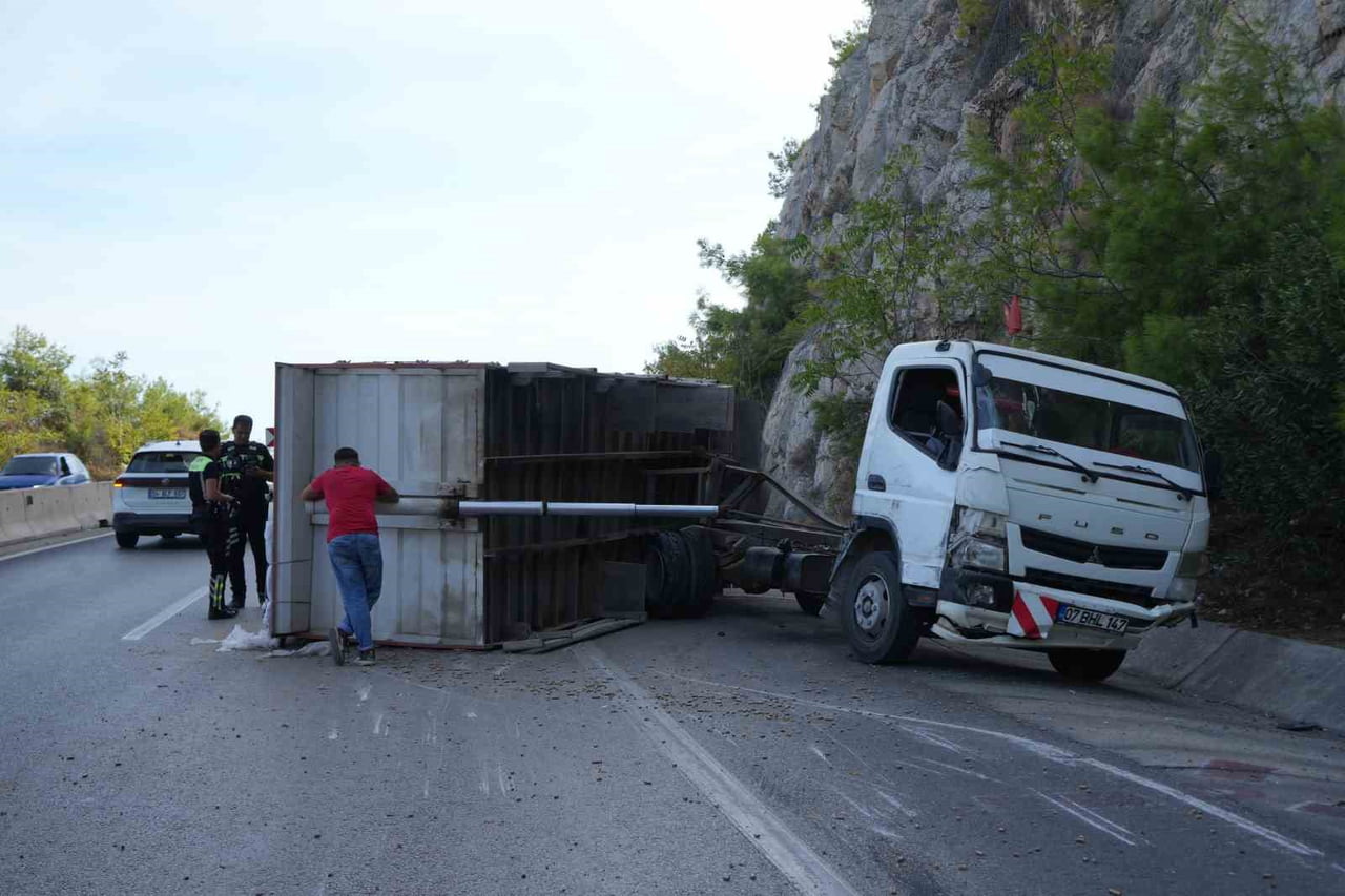 ANTALYA-KEMER KARA YOLUNDA BARİYERLERE ÇARPTIKTAN SONRA YAKLAŞIK 1 KİLOMETRE BOYUNCA SÜRTEREK...