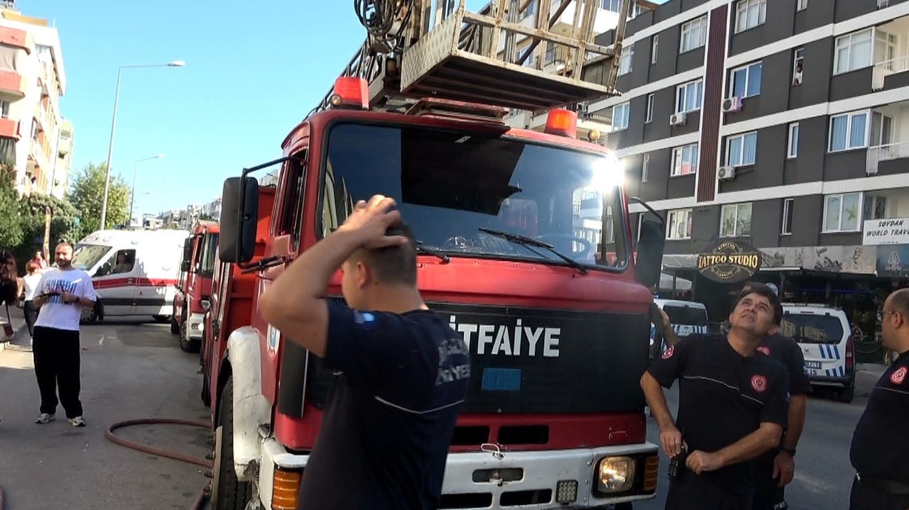 ANTALYA’NIN 5 KATLI BİNANIN 4’ÜNCÜ KATINDA EVİN MUTFAK BÖLÜMÜNDE ÇIKAN YANGINDA 3 KİŞİ DUMANDAN...