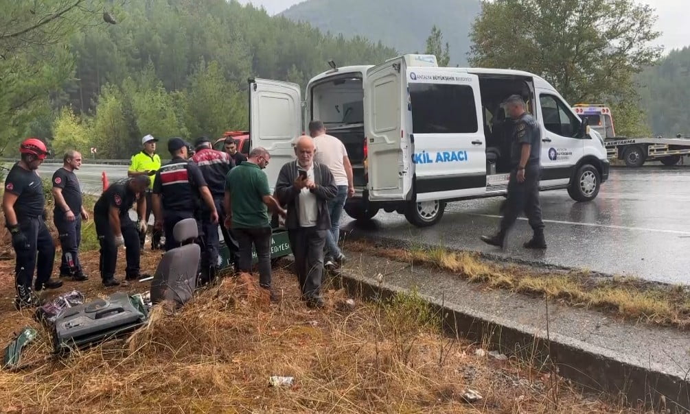 ANTALYA’NIN AKSEKİ İLÇESİNDE YAĞIŞ NEDENİYLE KONTROLDEN ÇIKAN KAMYONETİN YOL KENARINDAKİ AĞAÇLARA...